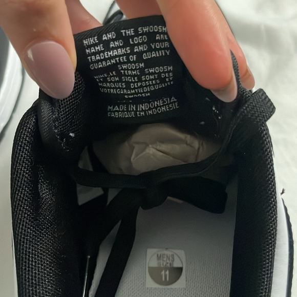 Black and white Nike low tops NWOT - Picture 7 of 8